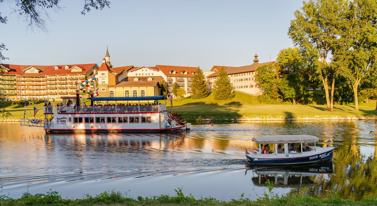 乘坐游船沿卡斯河（Cass River）逐流