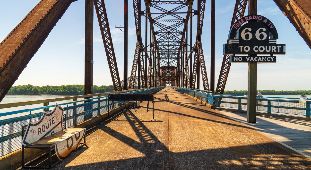 老石链桥 (Old Chain of Rocks Bridge) 是 66 号公路的昔日遗迹，也是观赏密西西比河 (Mississippi River) 的理想视角
