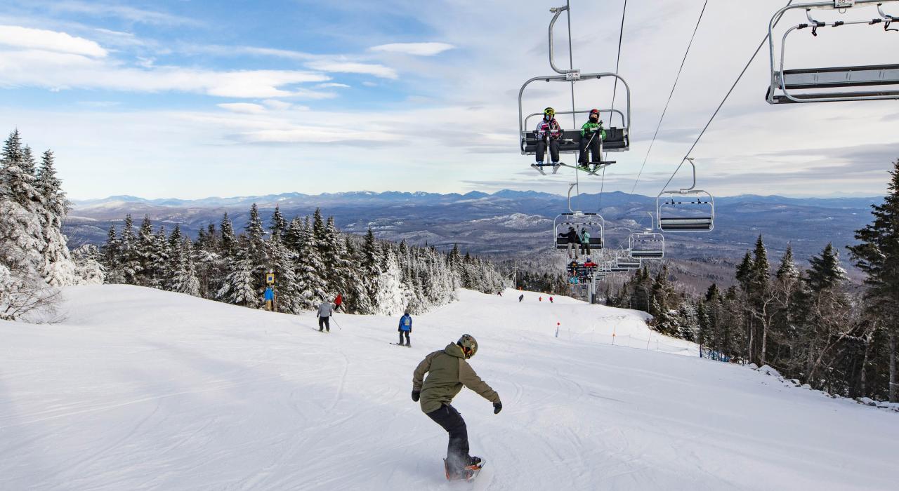 在戈尔山 (Gore Mountain) 滑雪时，缆车从头顶缓缓驶过
