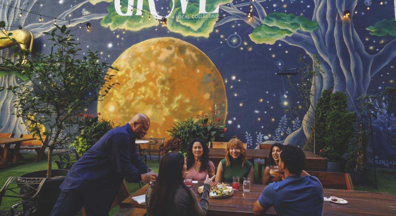 在 The Grove 会场欢度夜生活并体验户外用餐的乐趣