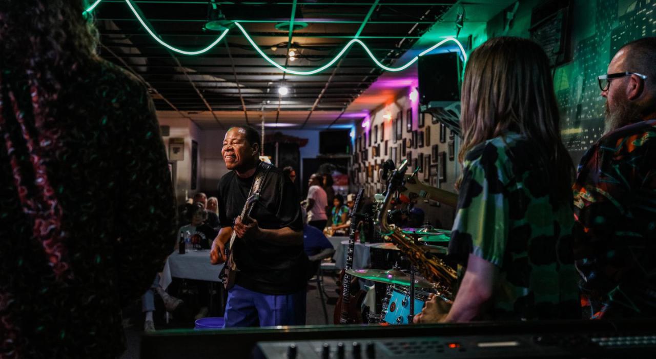 在 Tee Dee's Jazz Lounge 俱乐部聆听现场音乐