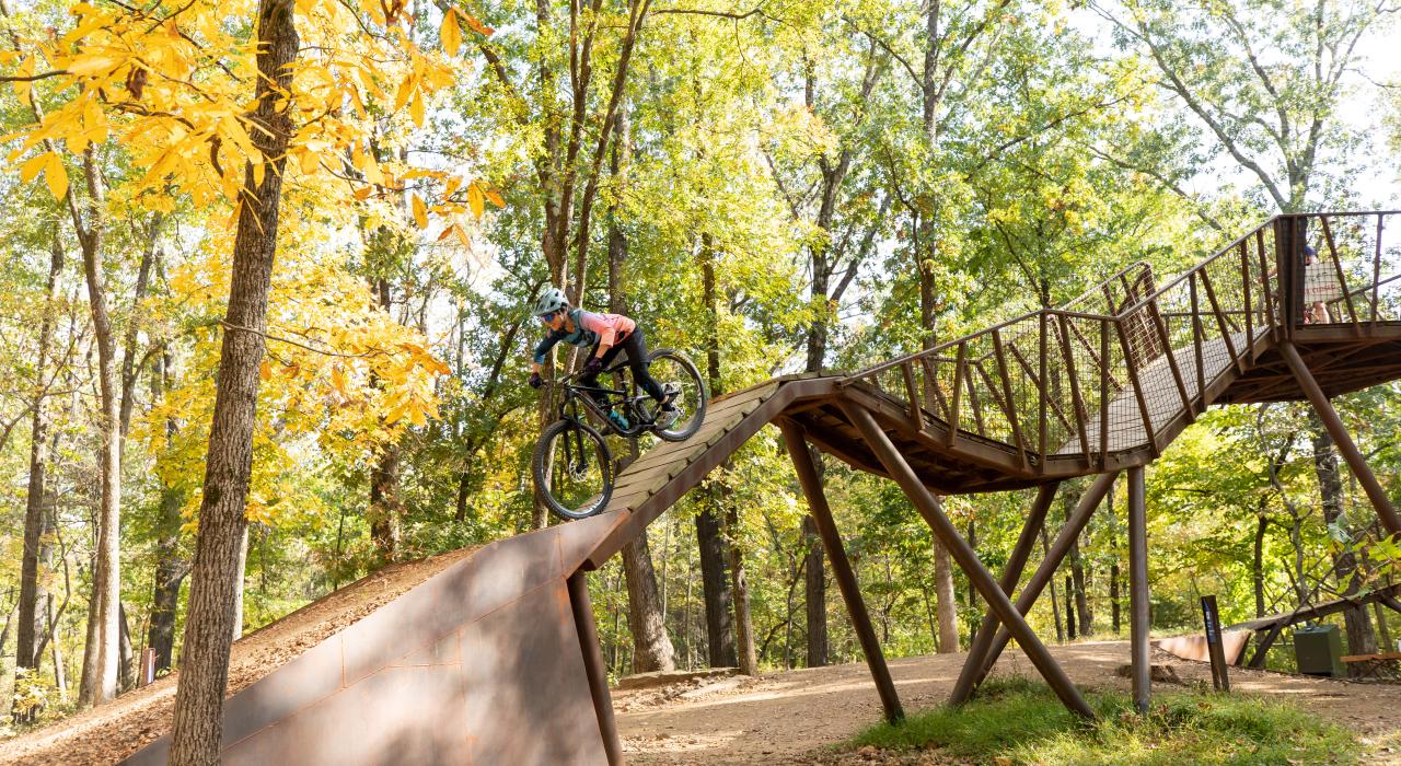 Ciclismo en Coler Mountain Bike Preserve en Bentonville, Arkansas