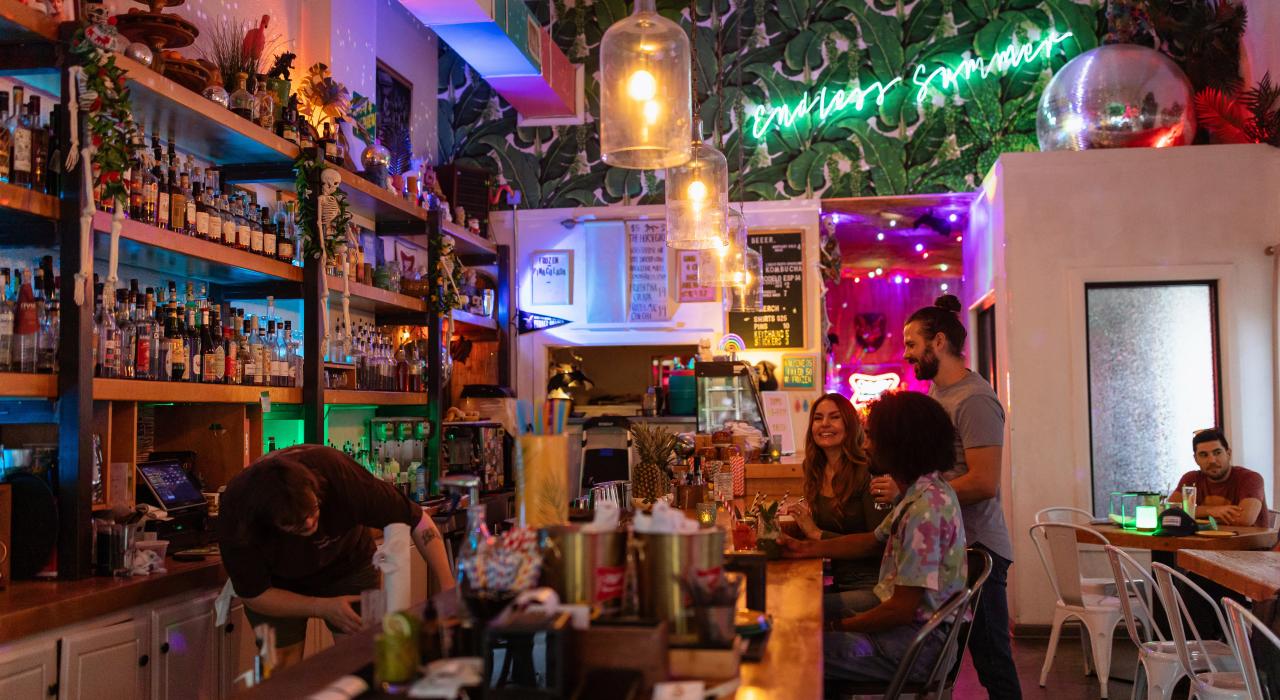 在 Golden Girl Rum Club 酒吧品尝热带风情鸡尾酒，感受时髦氛围