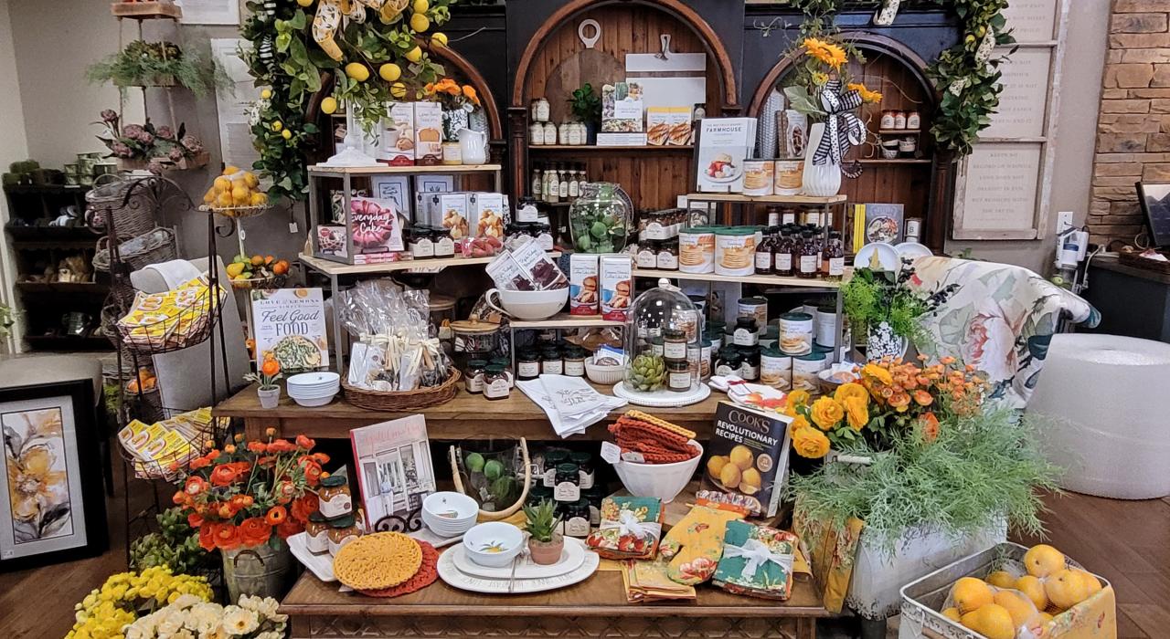 当地颇受欢迎的 Picket Fences 商店内陈列的精美商品