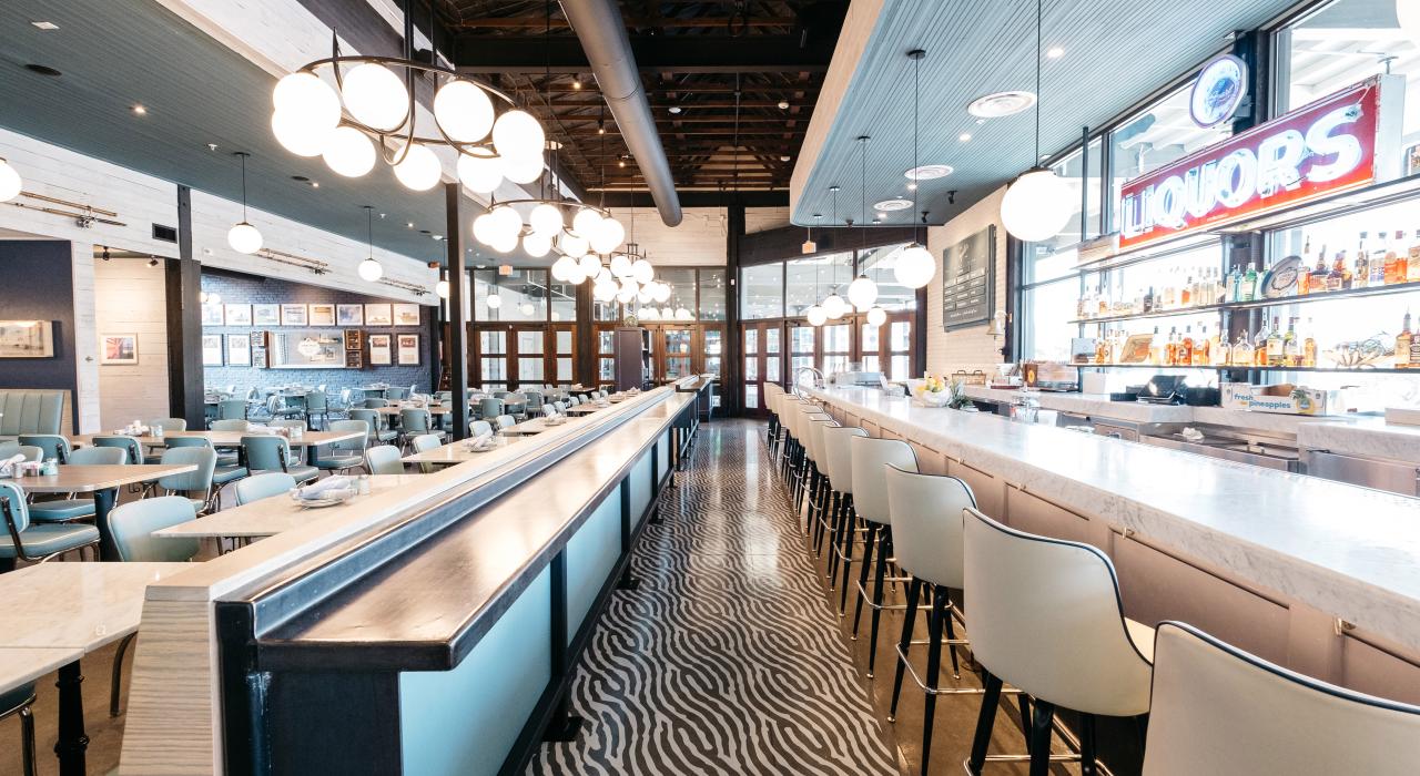 备受赞誉的 Goode Company Fish Camp 餐厅内优雅的海岸风格装饰