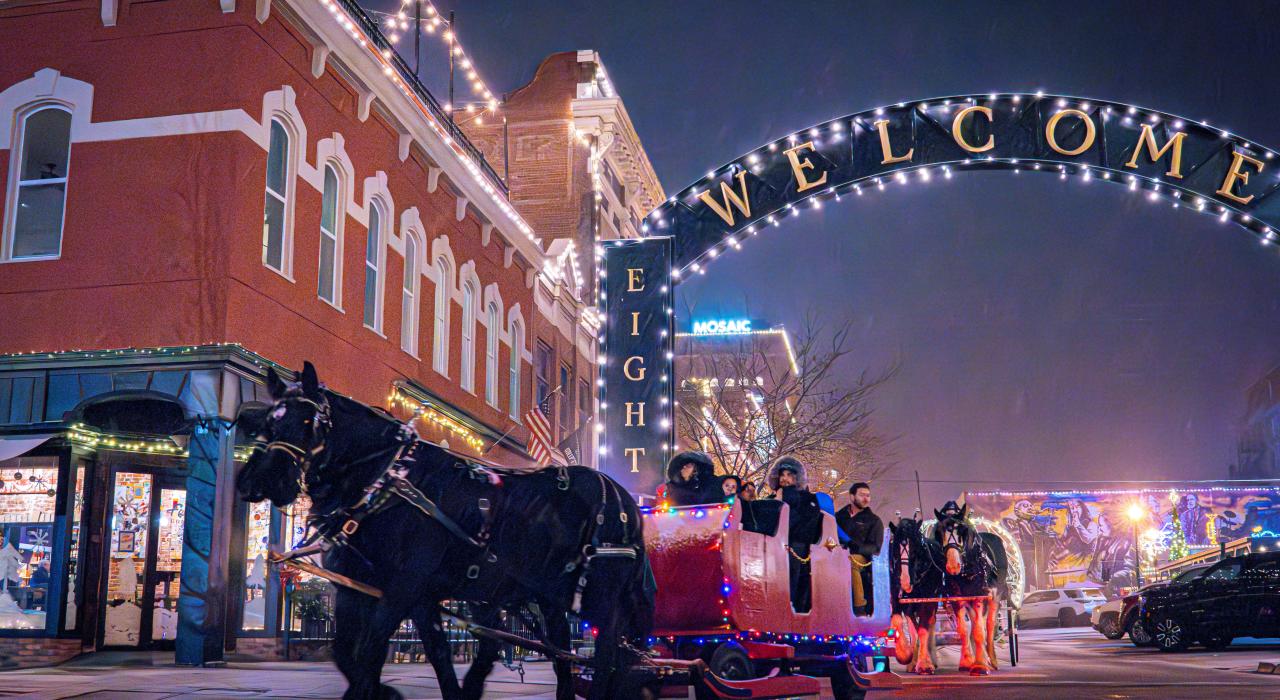 坐在马车上游览节日中的圣约瑟夫市中心