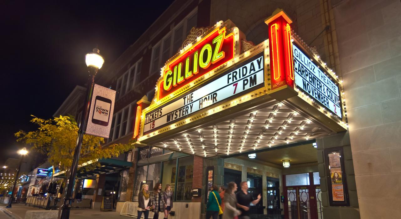 66 号公路上建于 1926 年的 Gillioz Theatre 剧院的古老华盖