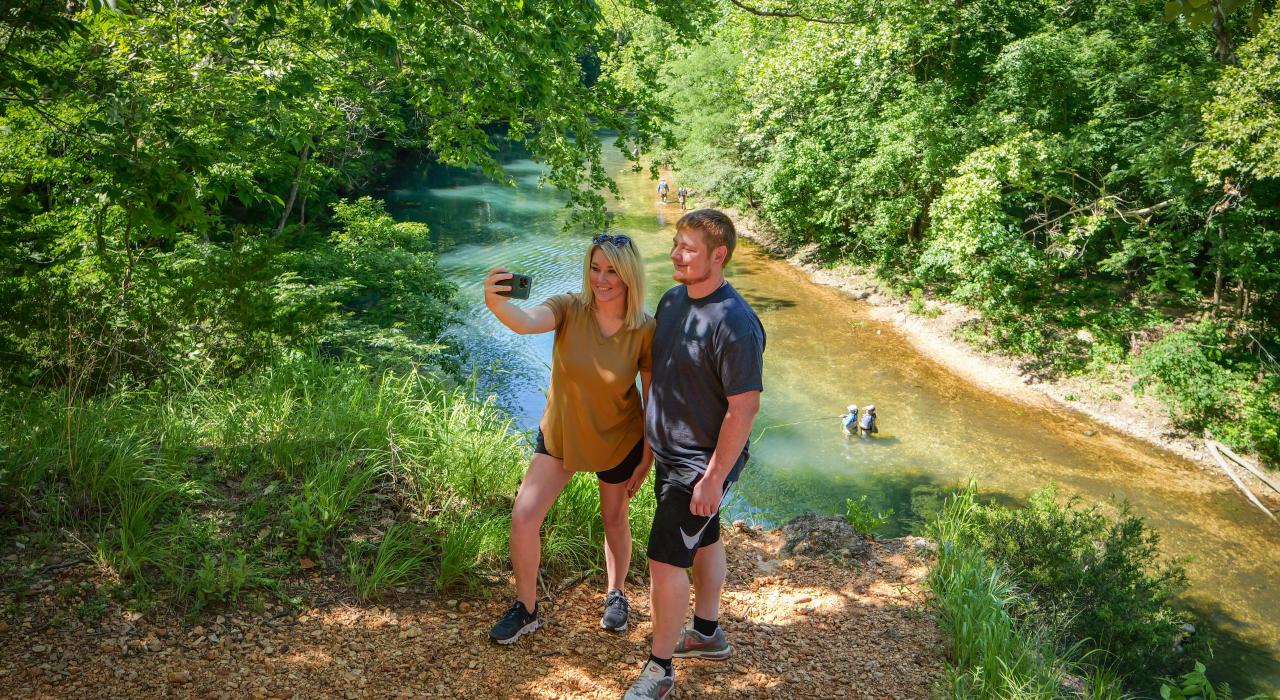 在贝内特泉州立公园徒步时拍摄一张自拍照
