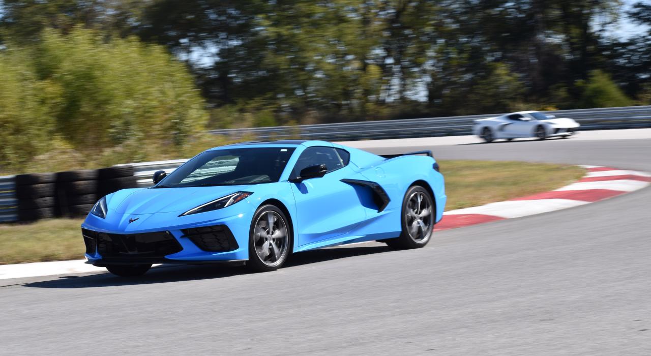 克尔维特跑车在 NCM 赛车公园的赛道上极速驰骋