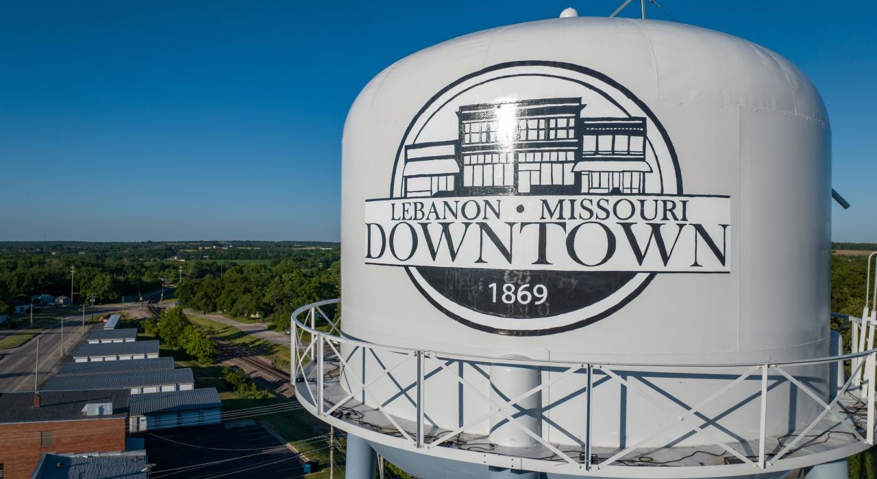 矗立在小镇之上的莱巴嫩市中心水塔