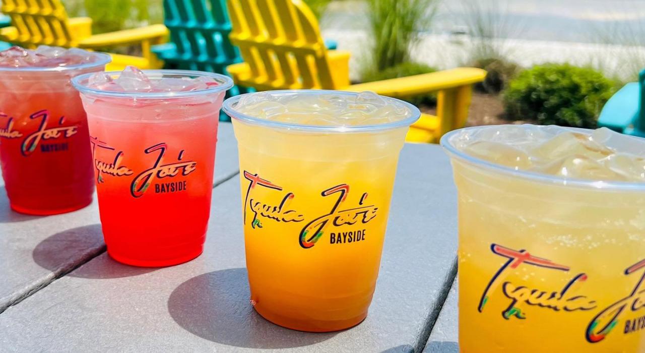 在 Papa Joe’s Bayside 餐厅的乐园中品尝色彩缤纷的饮品