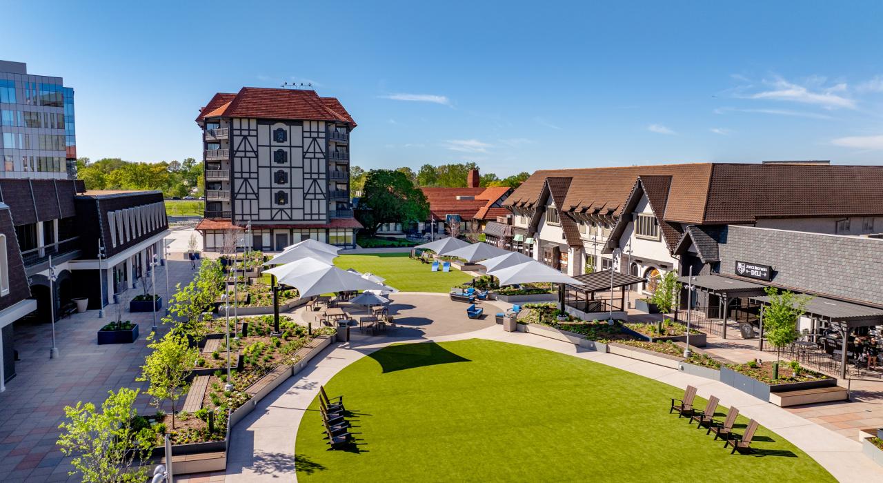 娱乐街区西港广场绿意盎然的庭院