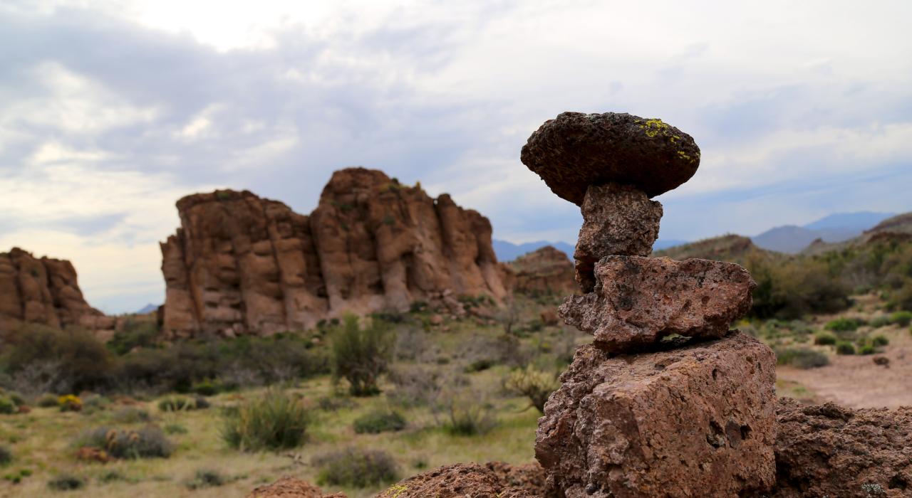 莫哈维沙漠 Monolith Garden Trail 小径旁的堆积岩石
