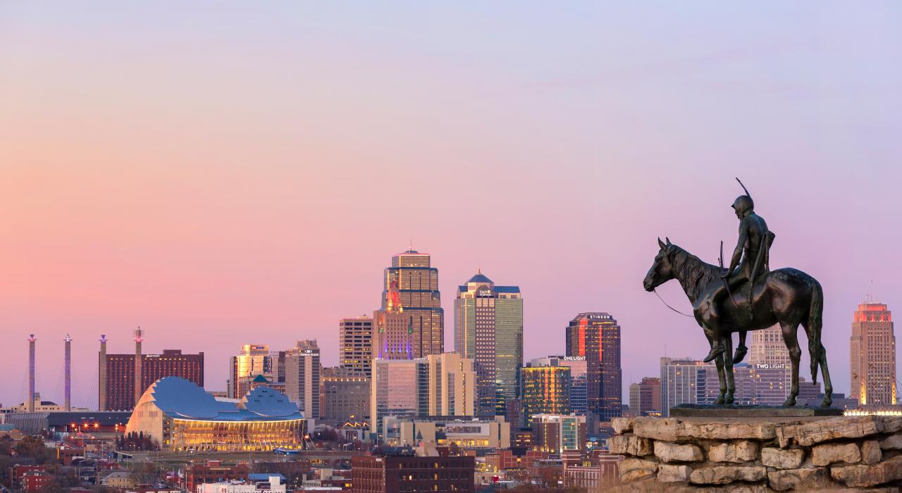 Vista del horizonte de Kansas City, Misuri, con la estatua "The Scout" ("El explorador") de Cyrus E. Dallin