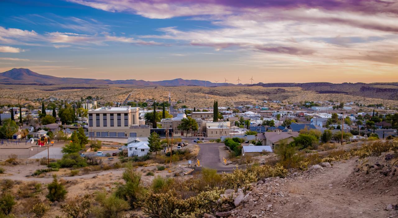 沿着风景如画的白崖马车小径俯瞰市中心及周边的景色