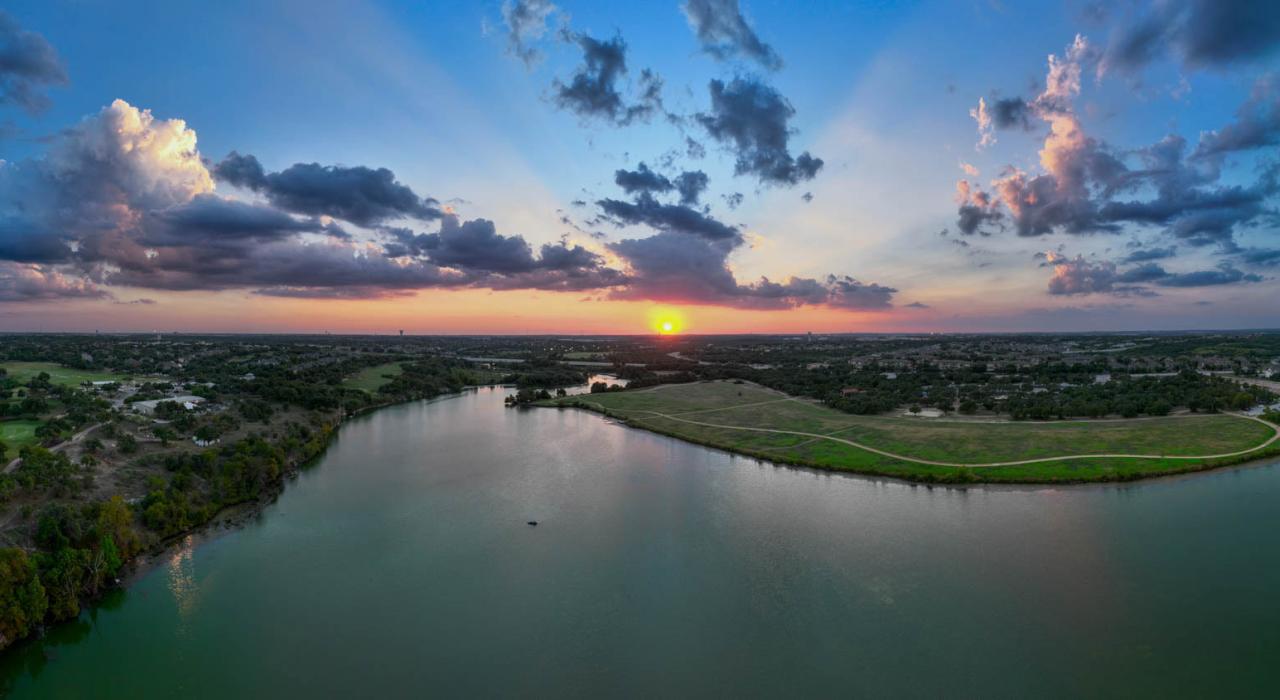 Bushy Creek Lake Park 公园的日落景色