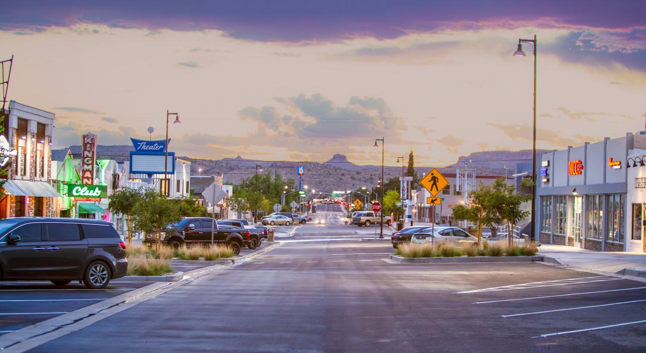 金曼市中心的贝尔街遍布当地餐厅和商店