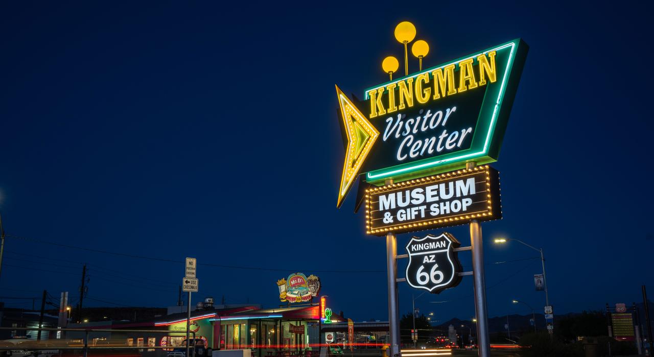 夜幕下的金曼游客中心与博物馆霓虹灯招牌