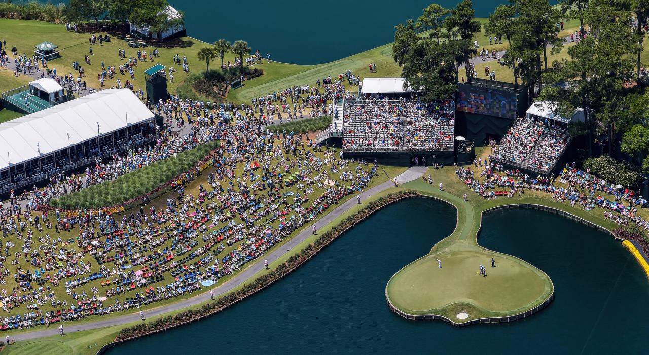 一大群人聚集在 TPC Sawgrass 高尔夫球场传奇的第 17 洞