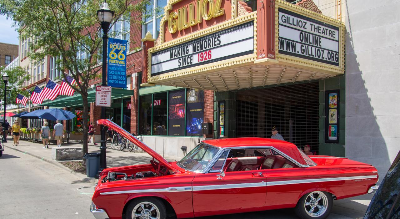 一辆复古跑车停在密苏里州斯普林菲尔德历史悠久的 Gillioz Theatre 剧院外