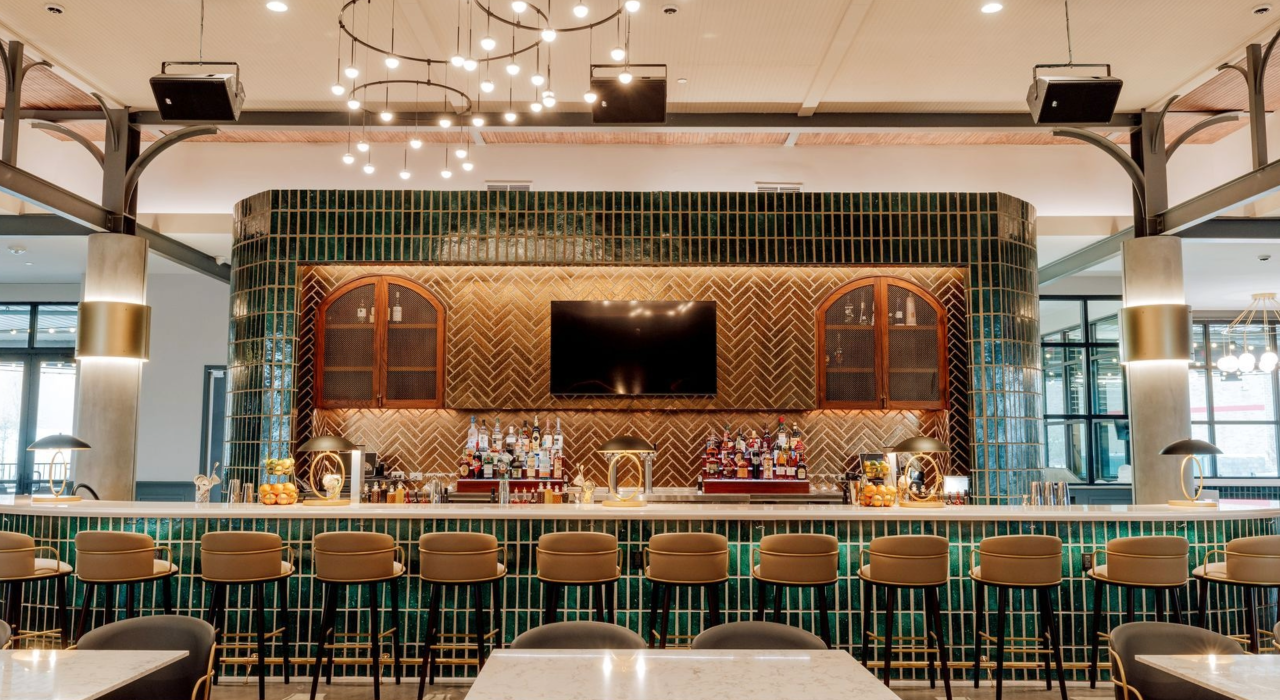 Spare Birdie Public House 是一处融合保龄球、现场音乐、美食和精酿饮品的娱乐场所，提供时尚且舒适的环境，适合聚会和休闲