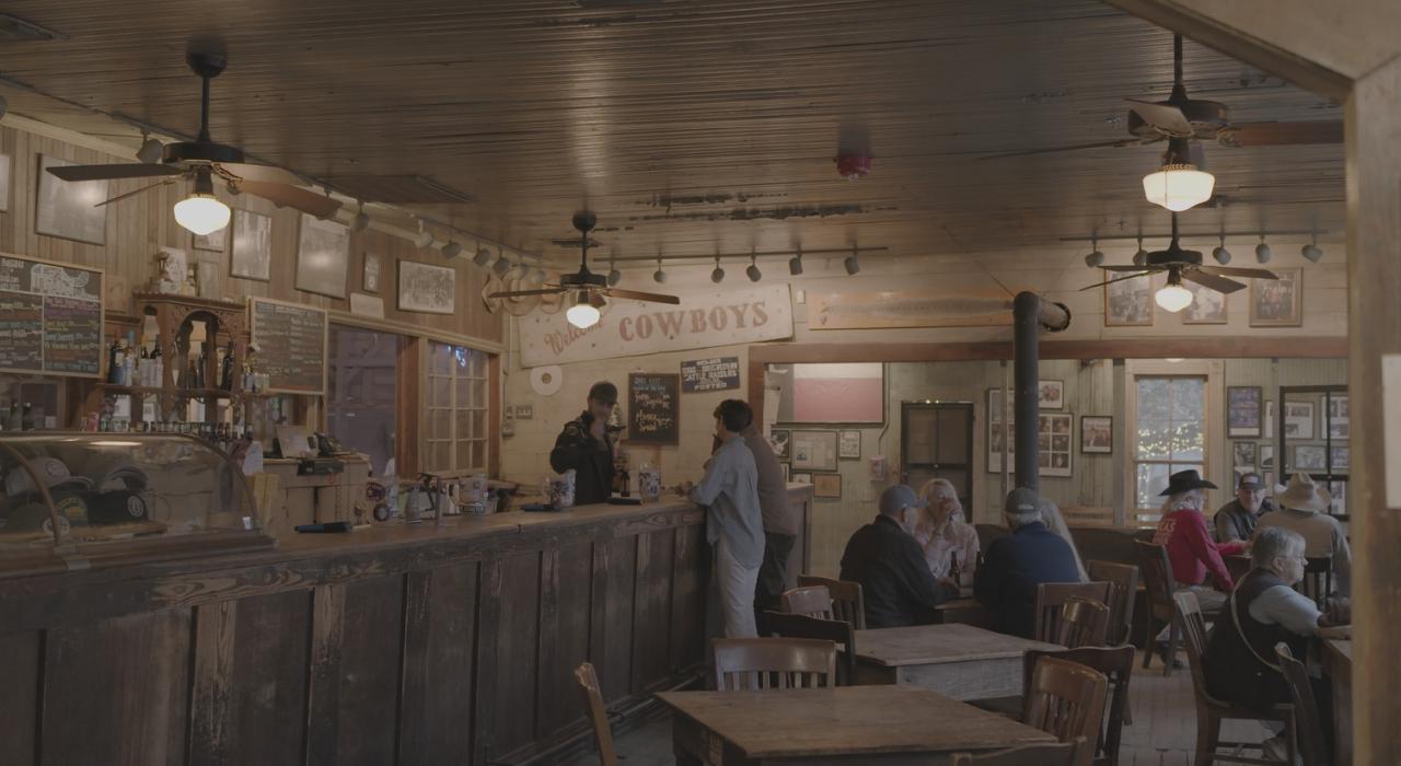 Clientes en un relajado restaurante de Texas inspirado en vaqueros