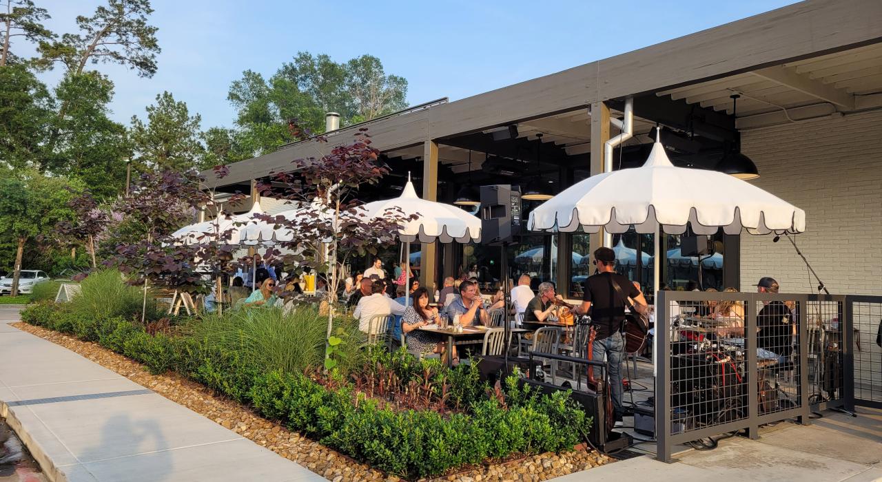 食客在 Goode Company Fish Camp 餐厅欣赏露台的优美景色