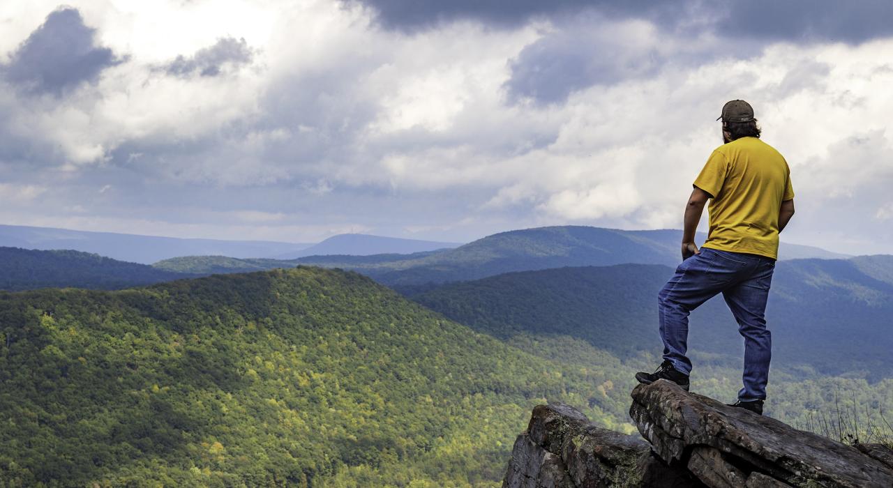 Admira las impresionantes vistas de Penn's Overlook en Bald Eagle State Forest (Bosque Estatal Bald Eagle) cerca de State College, Pensilvania