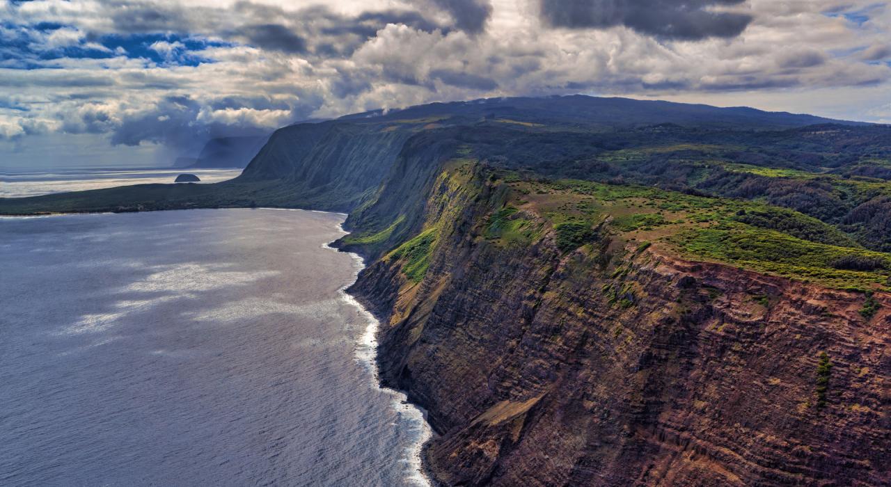 摩洛凯岛著名的海崖耸立在北岸之上