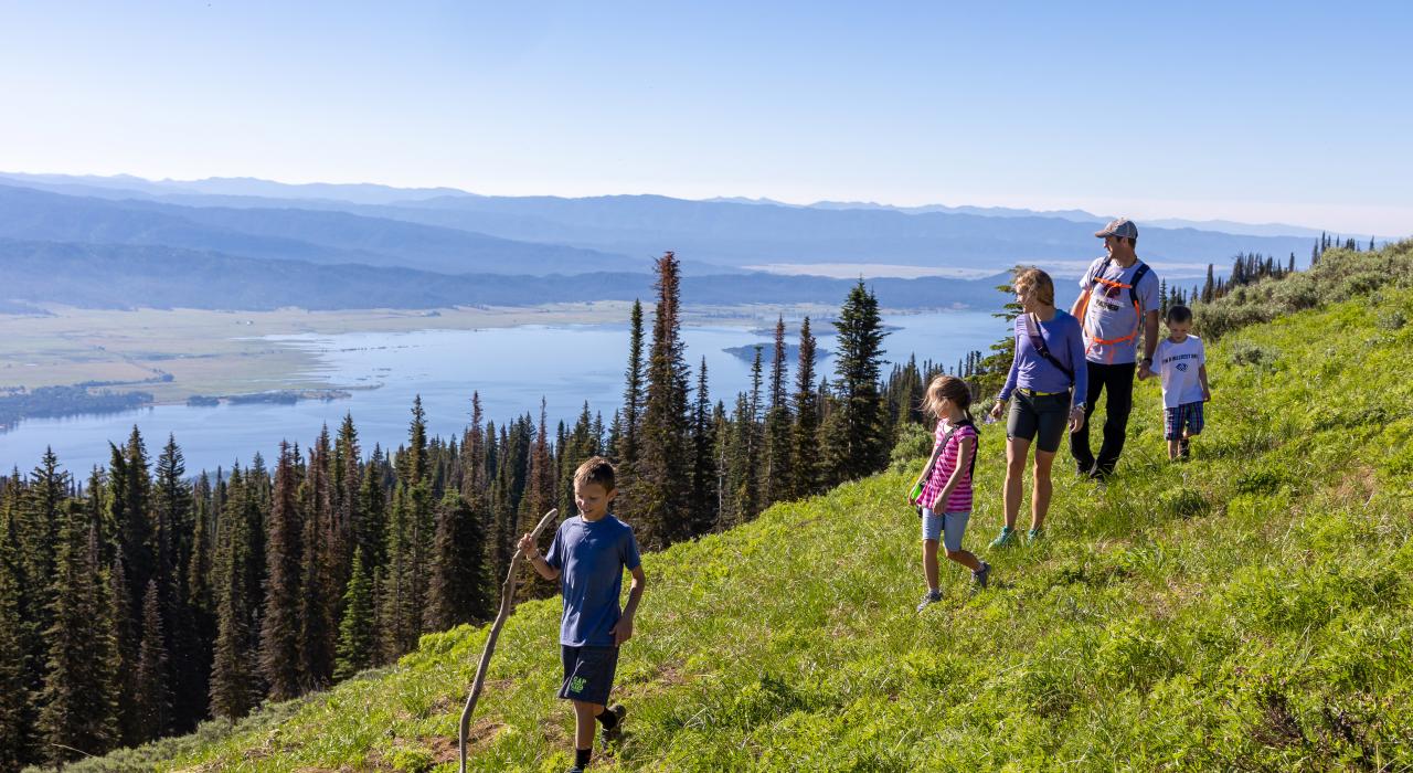 在爱达荷州唐纳利附近的西山徒步