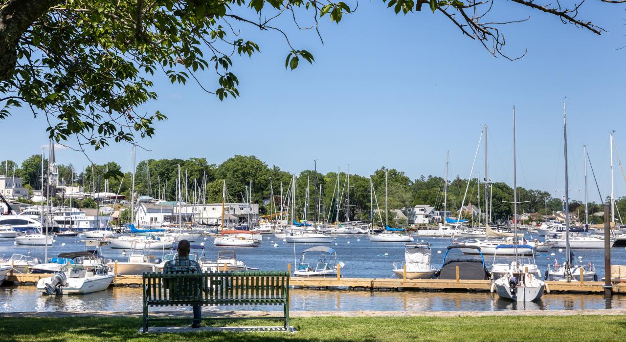 在 Mamaroneck Harbor 港眺望长岛海峡往来的船只