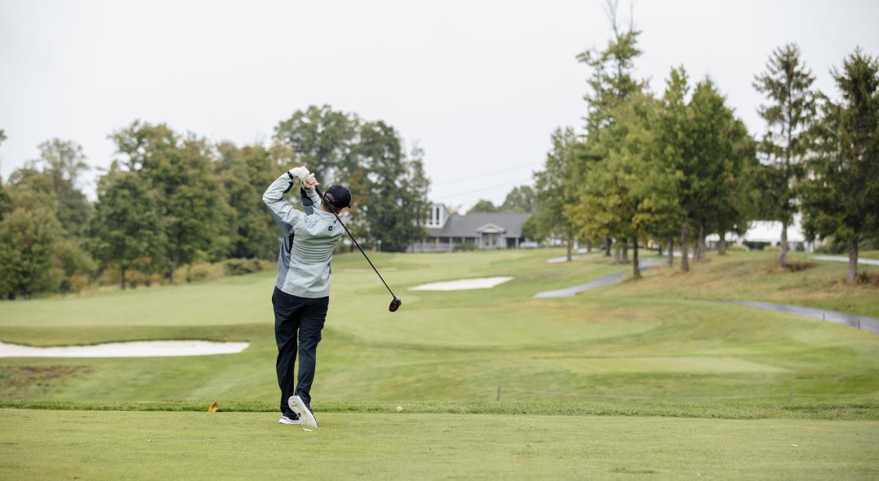 在韦斯特切斯特县六大公共球场之一的 Hudson Hills Golf Course 高尔夫球场挥杆击球