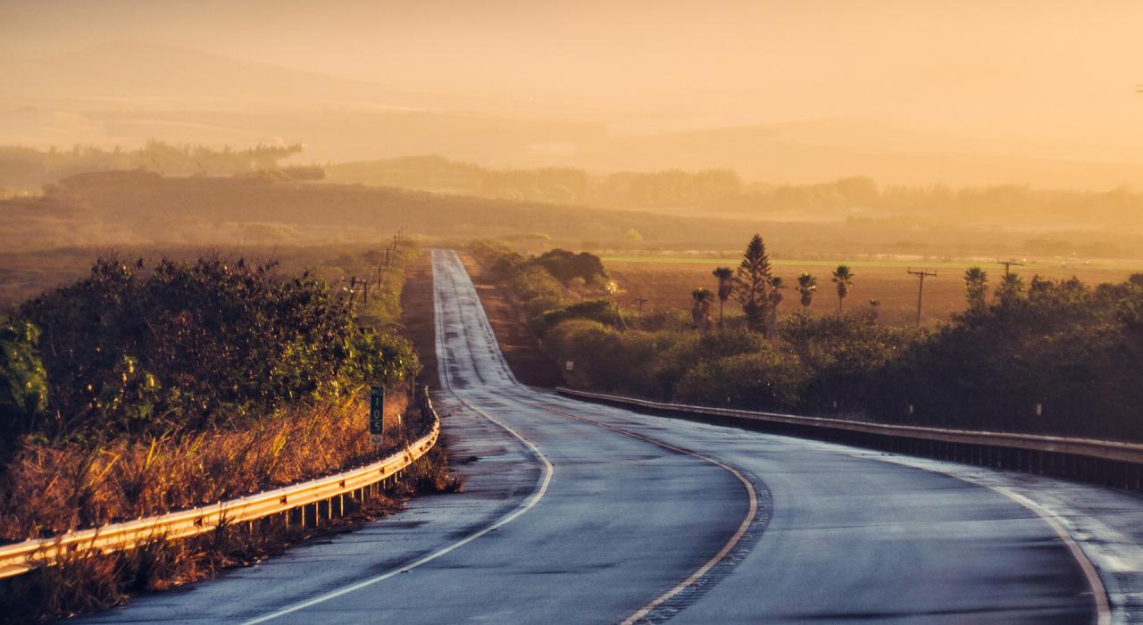 黄昏时分的冒纳罗亚火山公路