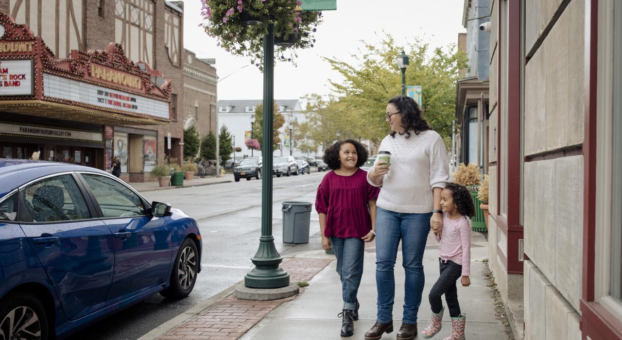 在皮克斯基尔市中心历史区悠然前行