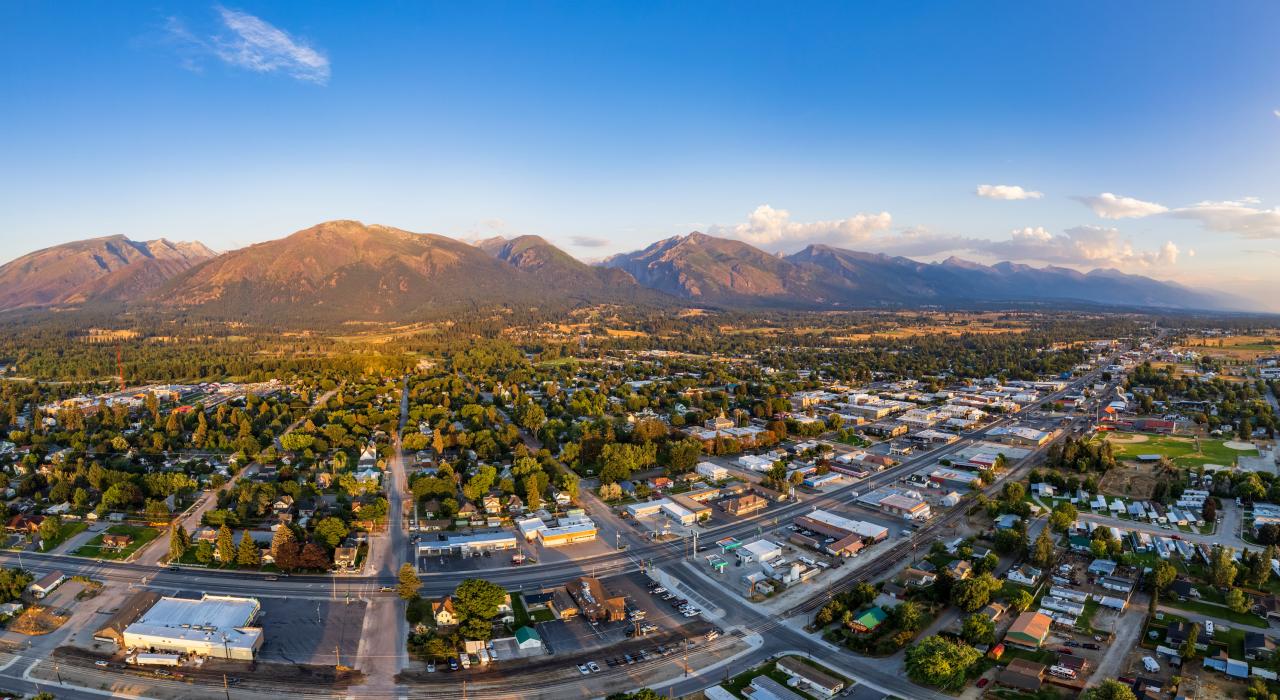 在空中俯瞰坐拥比特鲁特山和蓝宝石 (Sapphire) 山脉壮丽景色的汉密尔顿
