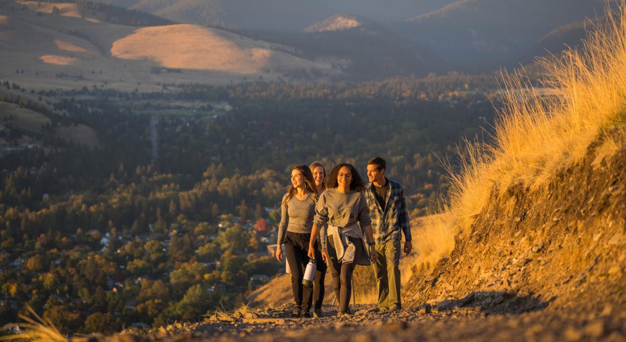 在日落时分徒步攀登哨兵山的“M”形步道