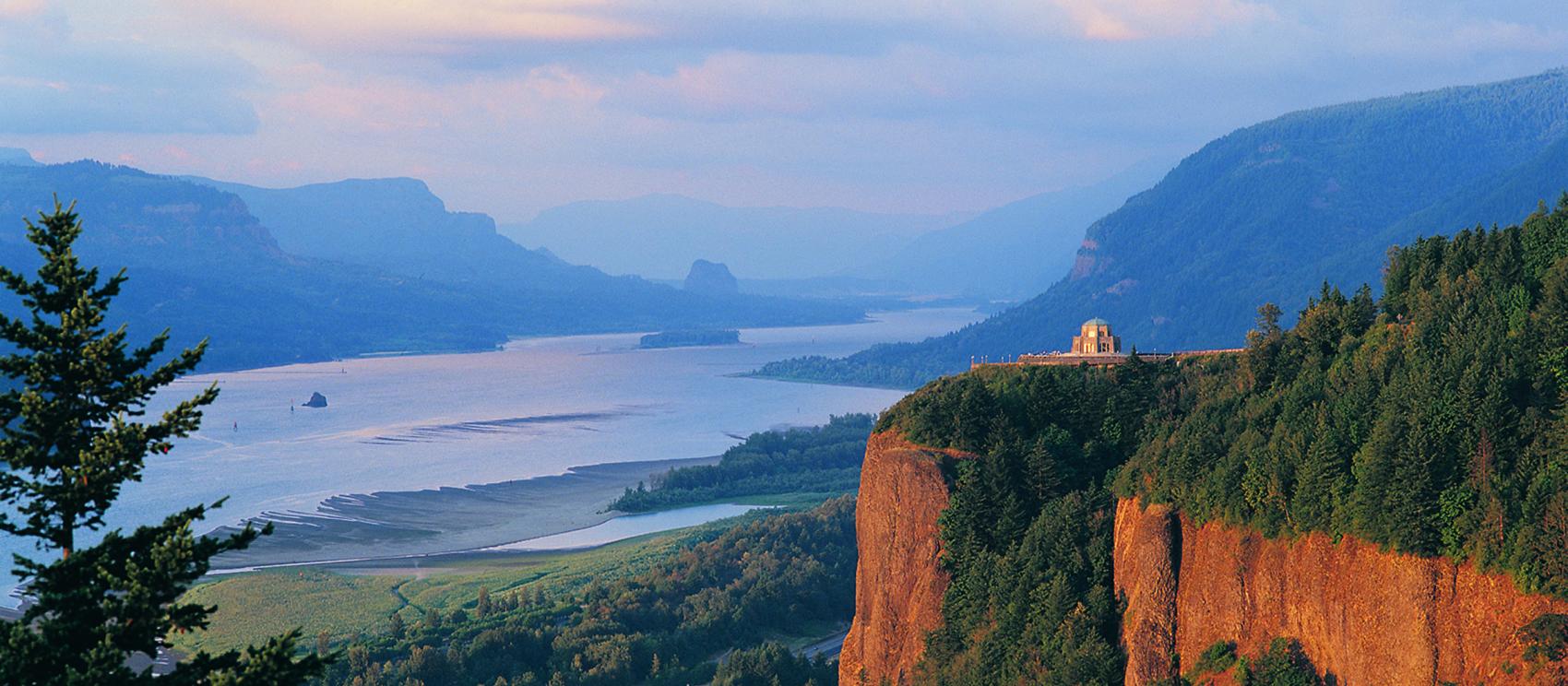 俯瞰哥伦比亚河峡谷国家风景区