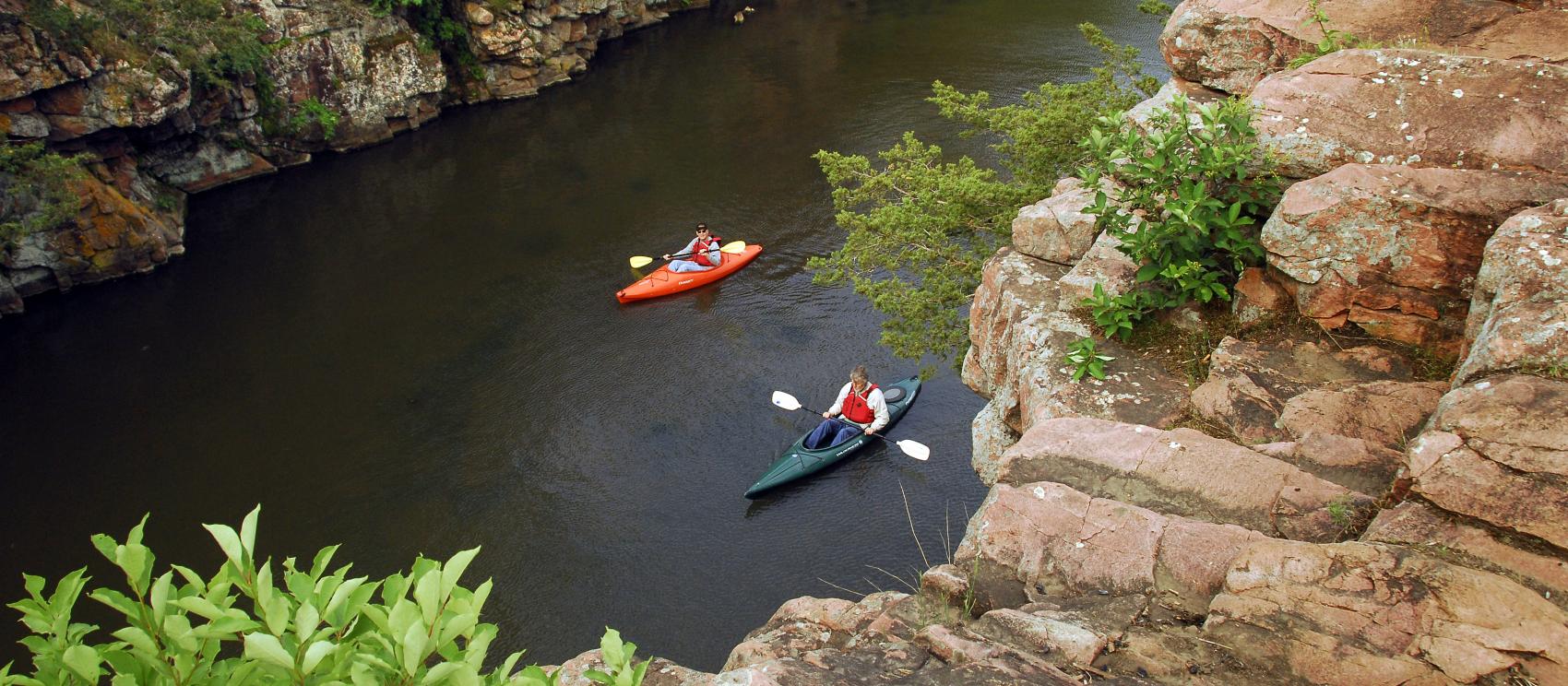 划独木舟穿过狭窄通道