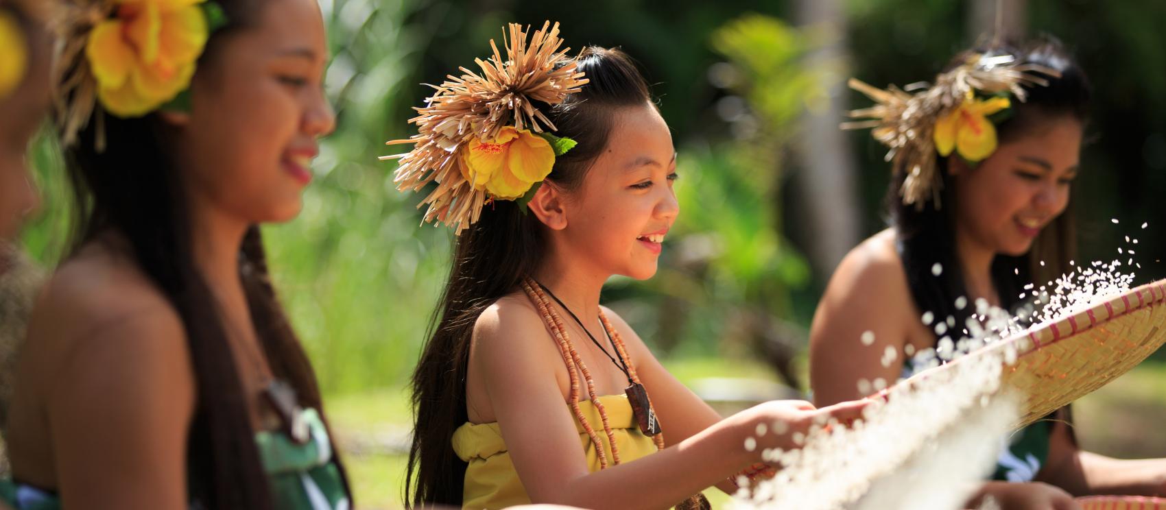 正在筛米的年轻查莫罗女孩