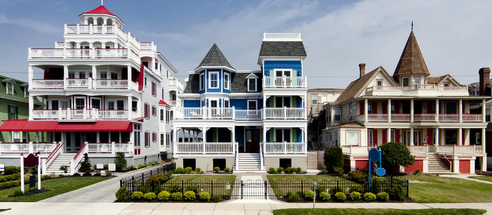 五月岬色彩缤纷的维多利亚风格房屋