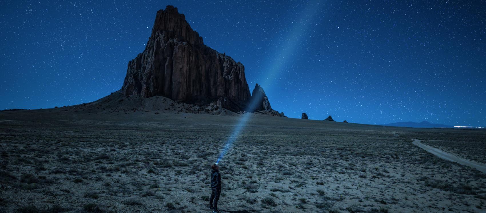 觀星者正在欣賞聖胡安郡船艦岩的夜色