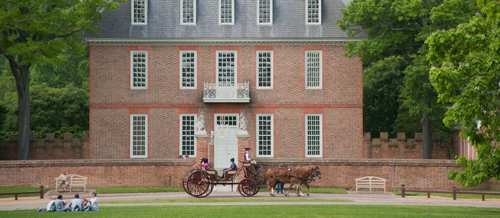 马车驶过威廉斯堡总督府外