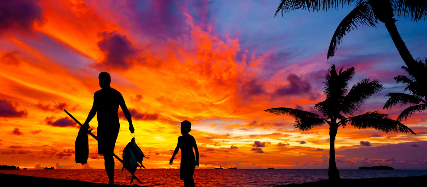 日落时分，渔民带着他的儿子满载而归