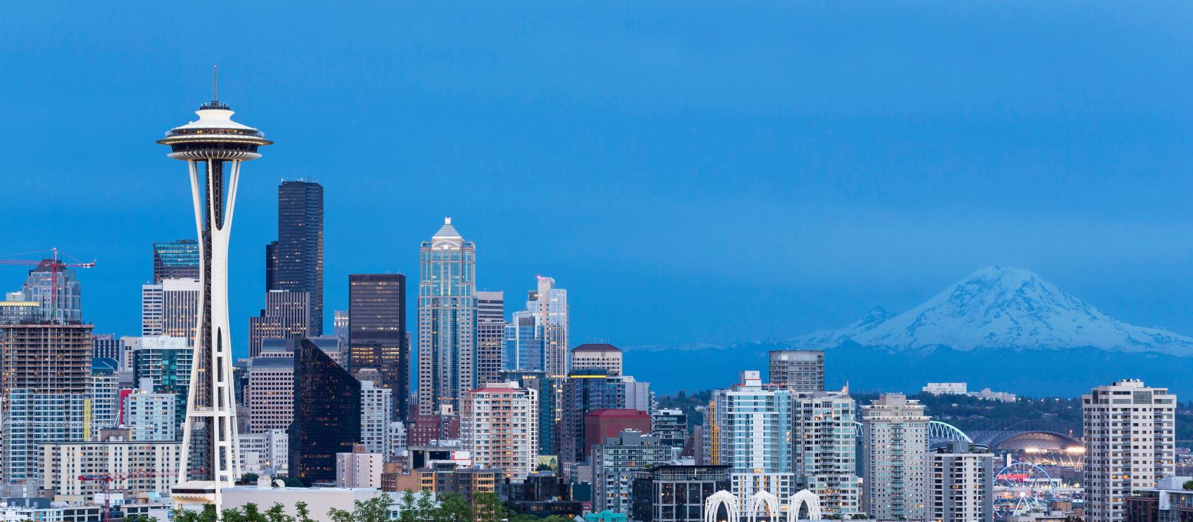 西雅图天际线下的太空针塔和瑞尼尔山