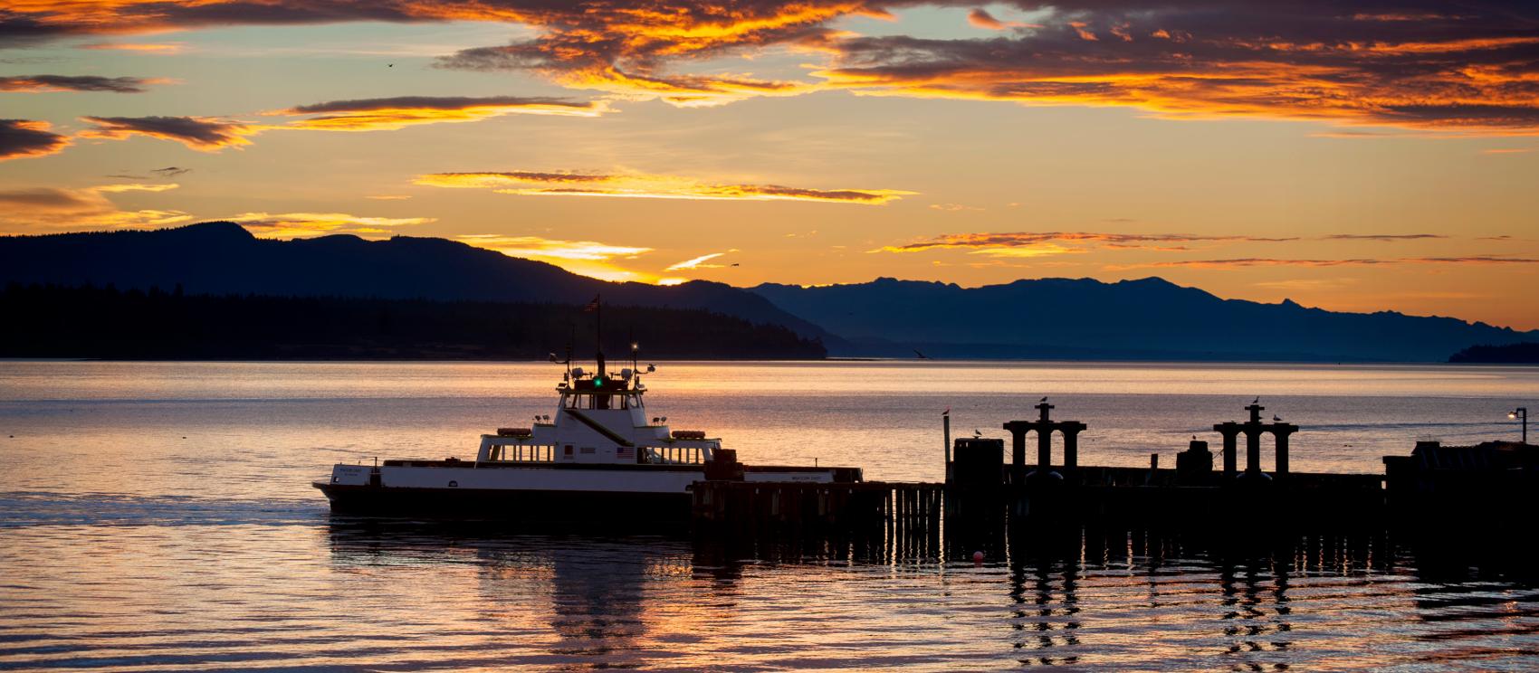 贝克山下，圣胡安群岛普吉特海湾上的渡轮
