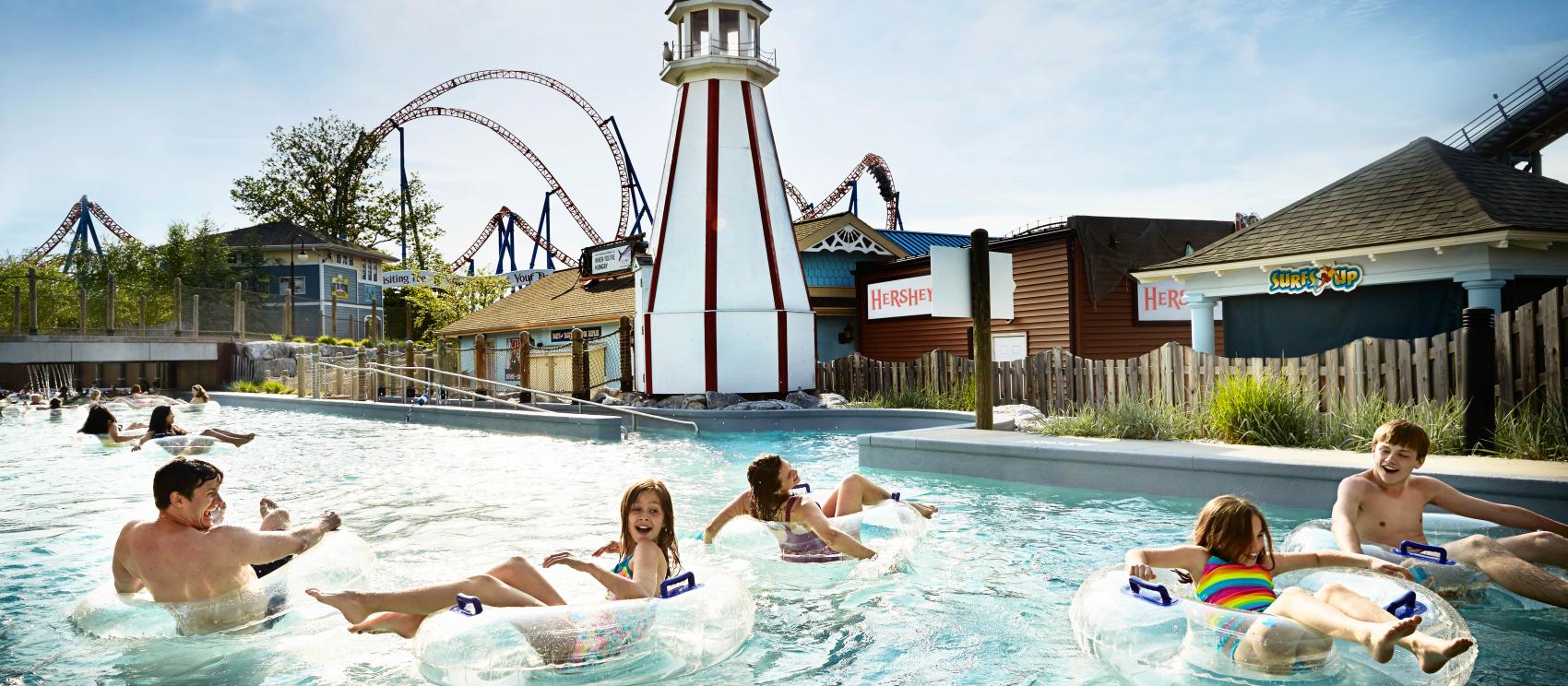 在好时公园水流缓慢的河面上漂浮