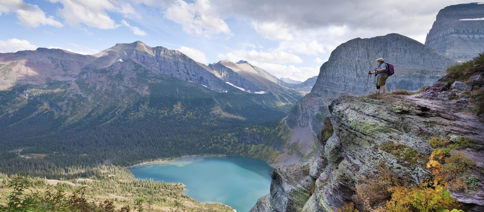 远足背包客俯瞰下格林内尔湖