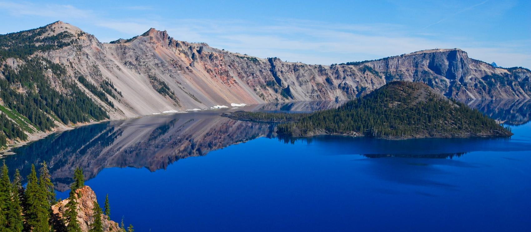 火山口湖湖中倒映