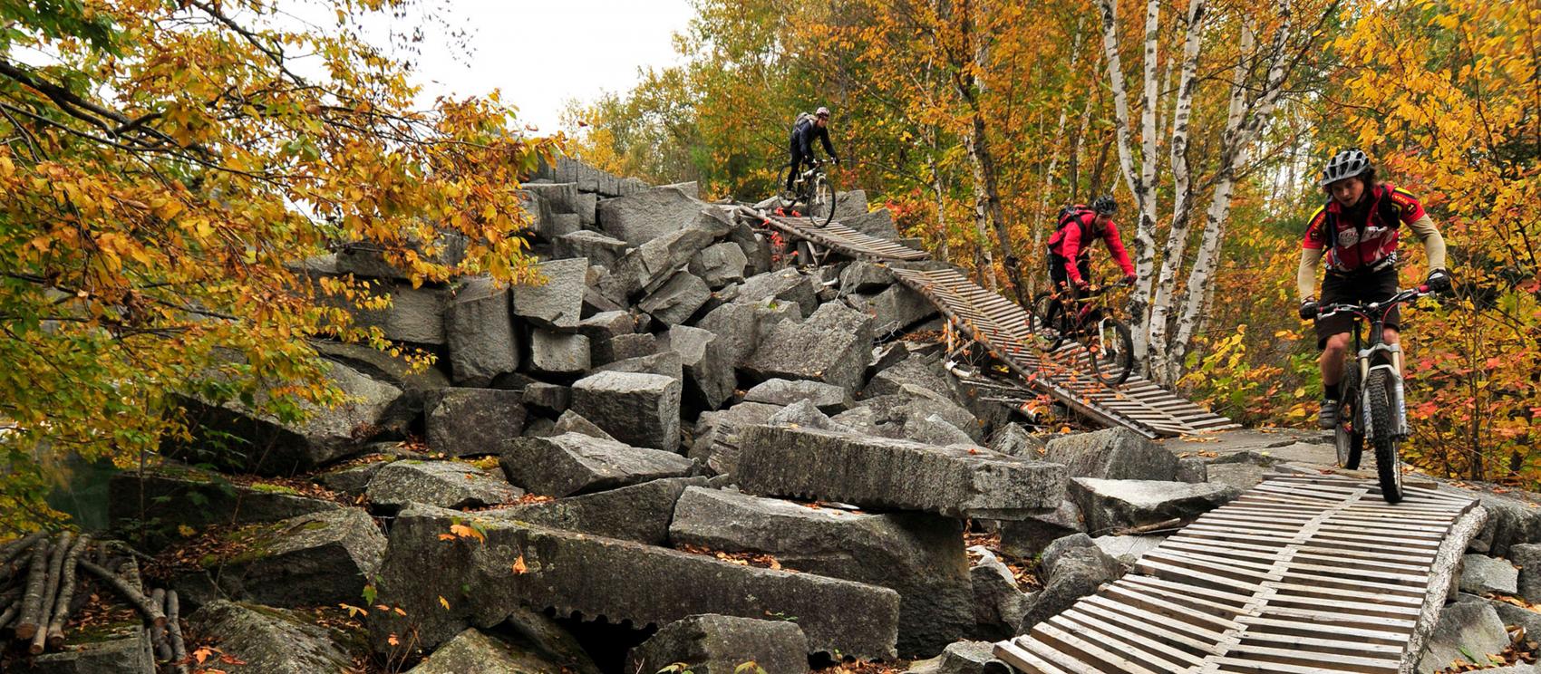 在巴尔的磨石小道骑自行车