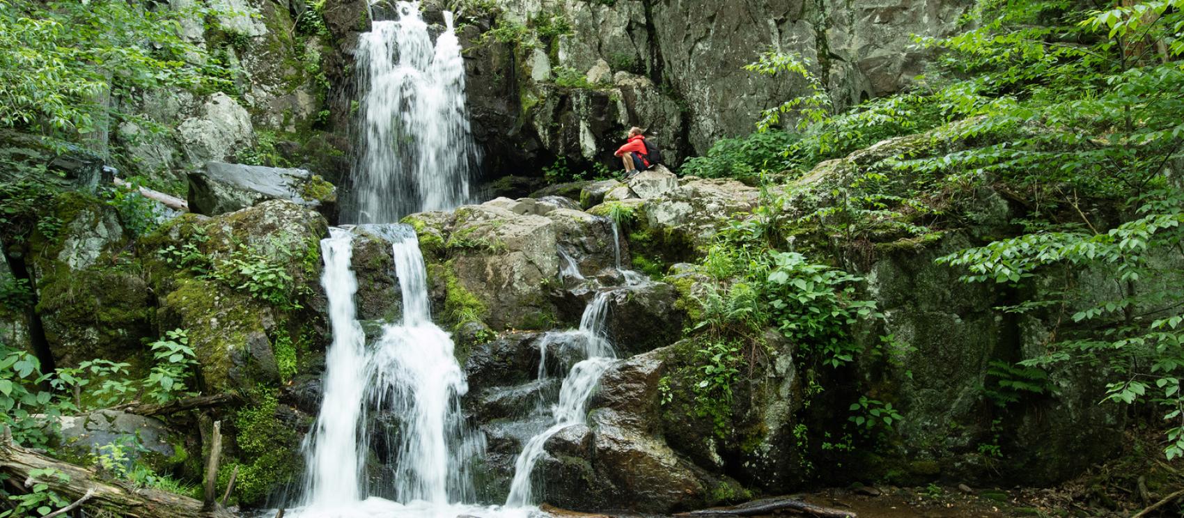 徒步来到仙纳度国家公园瀑布